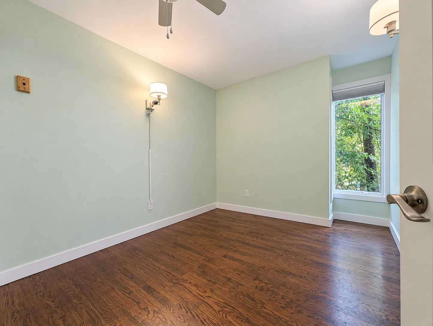 417 W Grant Pl — Photo 3