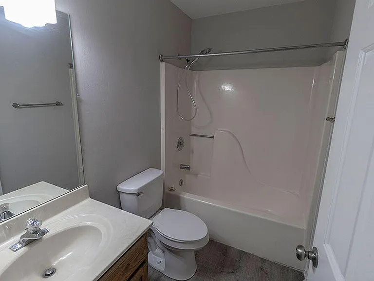 1915 Greenleaves Ct — Photo 24