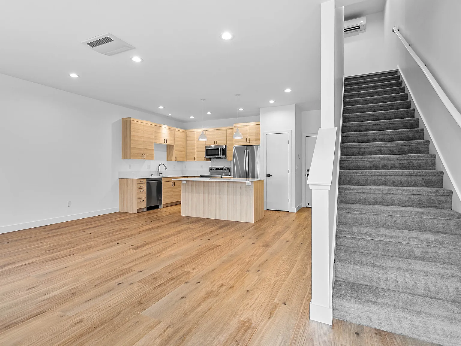 3 bed, 2.5 bath, 1661 sqft, $2,975 — Photo 2