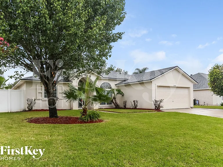 2444 Bentwater Dr W — Photo 2