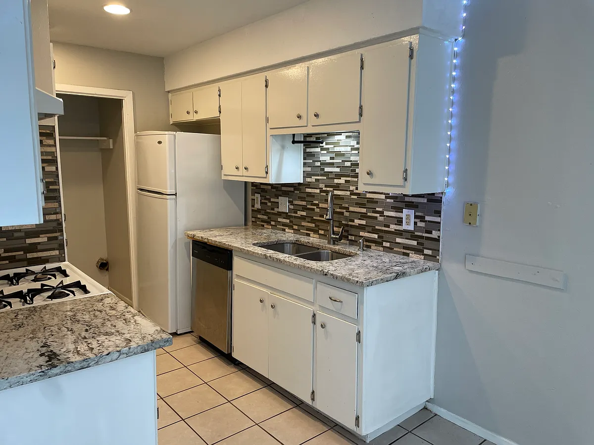 Building Photo - 601 Ramble Ln #B