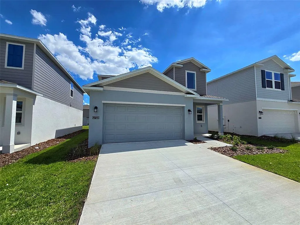 5 bed, 2.5 bath, 2326 sqft, $2,250 — Photo 2