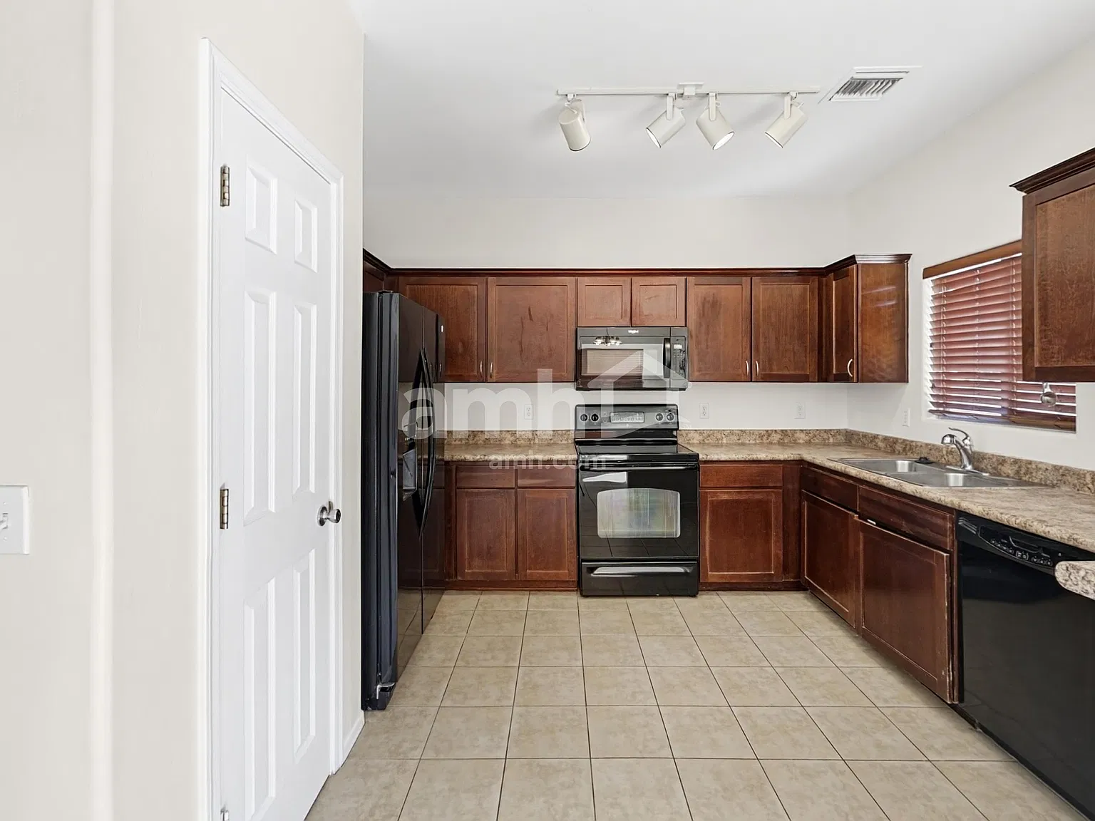 4 bed, 2.5 bath, 1865 sqft, $2,070 — Photo 4