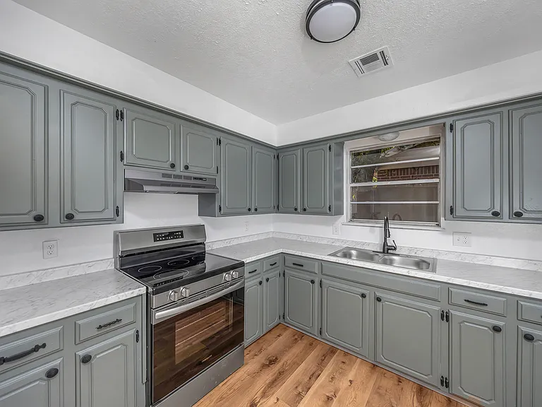 305 NE Angus St — Photo 12