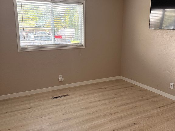 4th image of 210 Maxine Ln