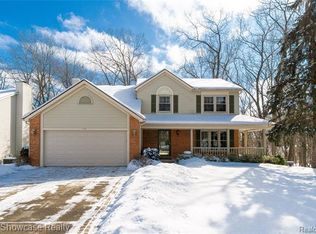 643 Hill Crest Ct, Milford, MI 48381