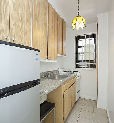5th image of 155 W 71st St #5