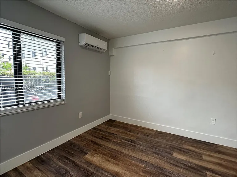 529 SW 4th St #104 — Photo 12