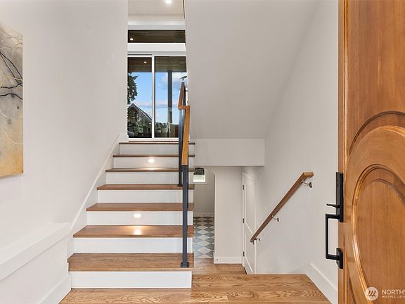 2nd image of 1427 Woodrow Place E