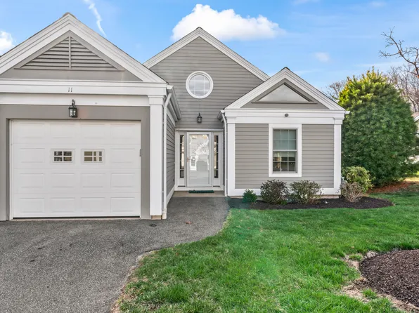 11 Saint George Place #11, Newtown, CT 06482