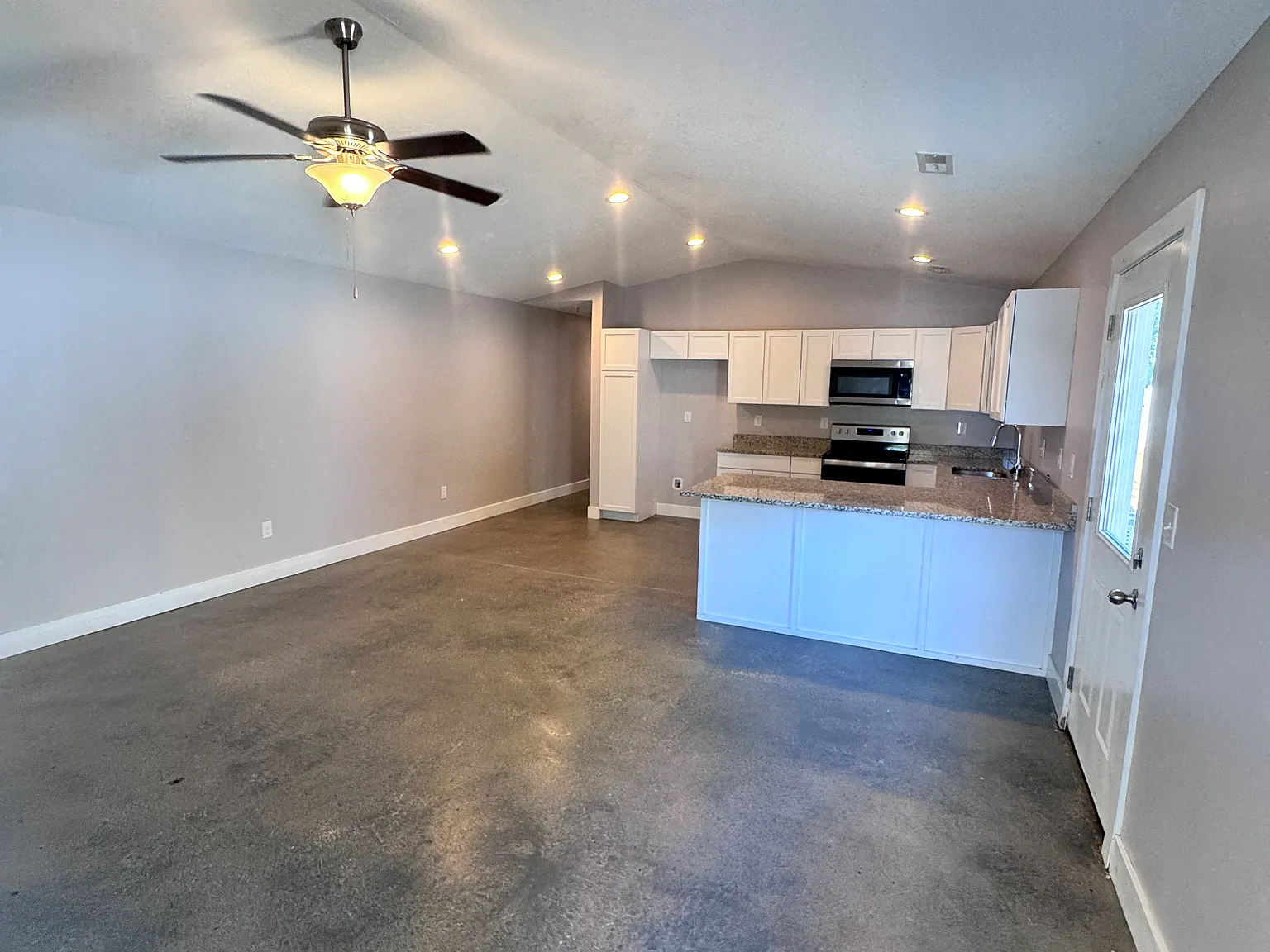 3 bed, 1152 sqft, $1,300 — Photo 2