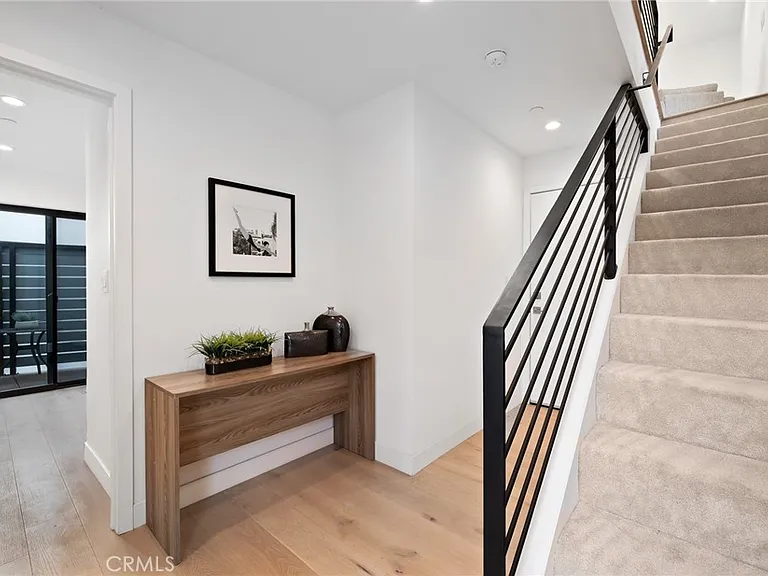 229 1/2 N Burlington Ave — Photo 19