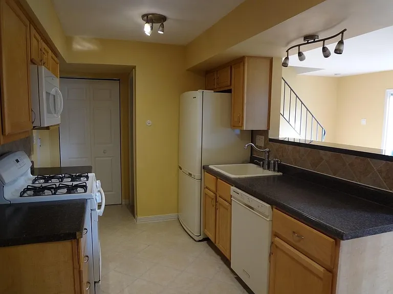 1235 Mae Ct — Photo 2