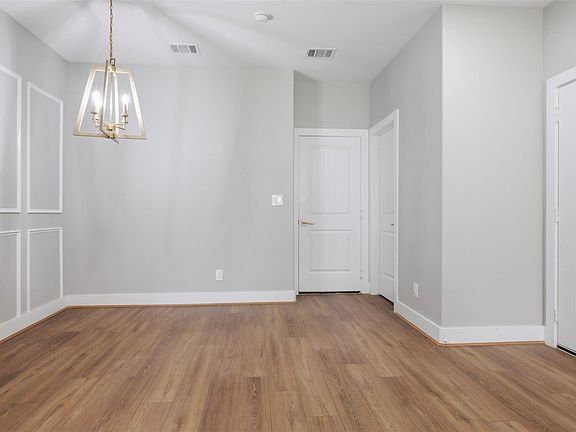 3rd image of 8121 Venus St