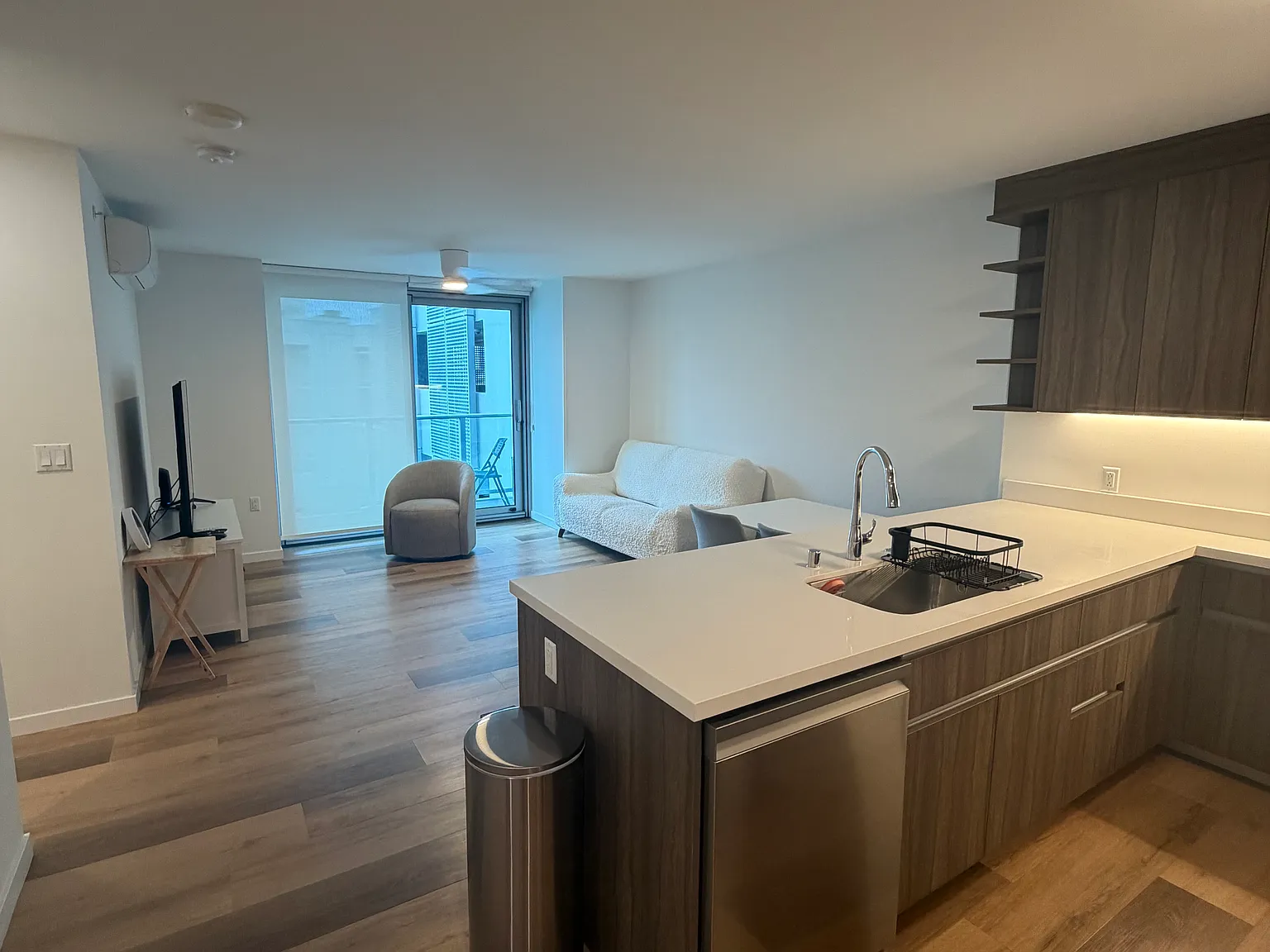 2 bed, 942 sqft, $4,700 — Photo 1
