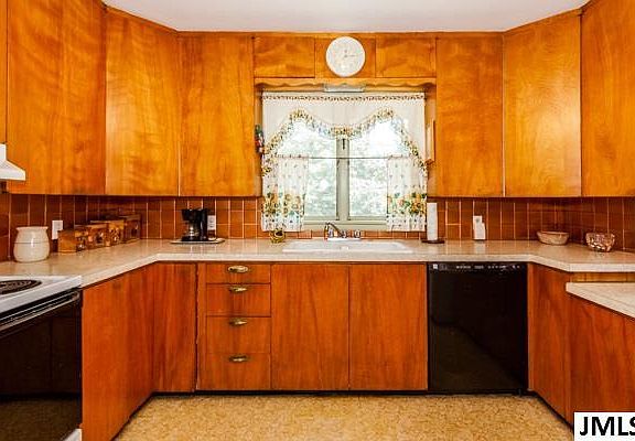 3rd image of 1560 Park Dr