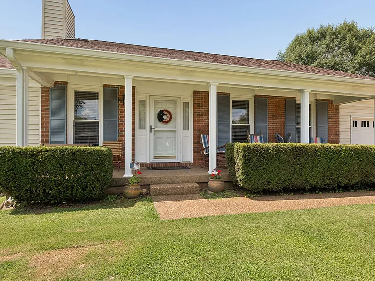 504 Riverview Dr — Photo 5