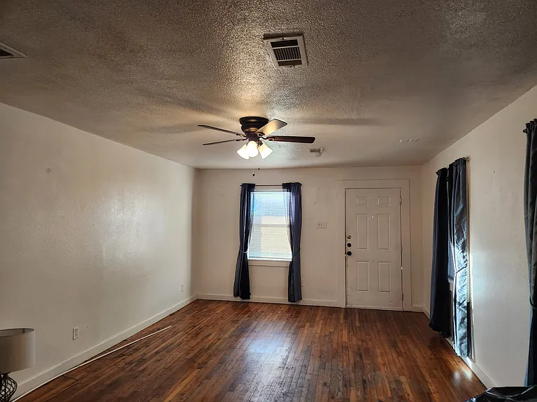 202 Rollins St — Photo 3