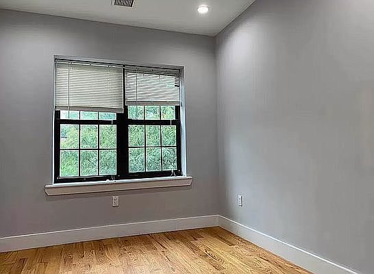5th image of 584 Bainbridge St #12