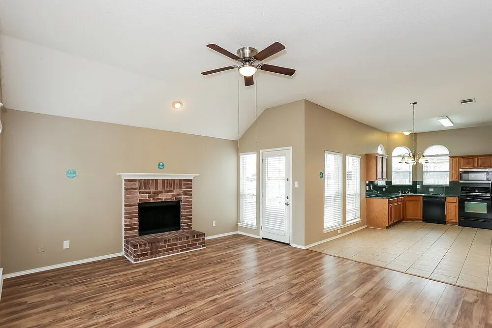 3 bed, 2.0 bath, 1232 sqft, $1,900 — Photo 4