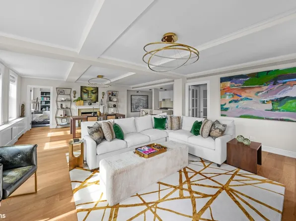 32 Washington Square West image 1 of 26