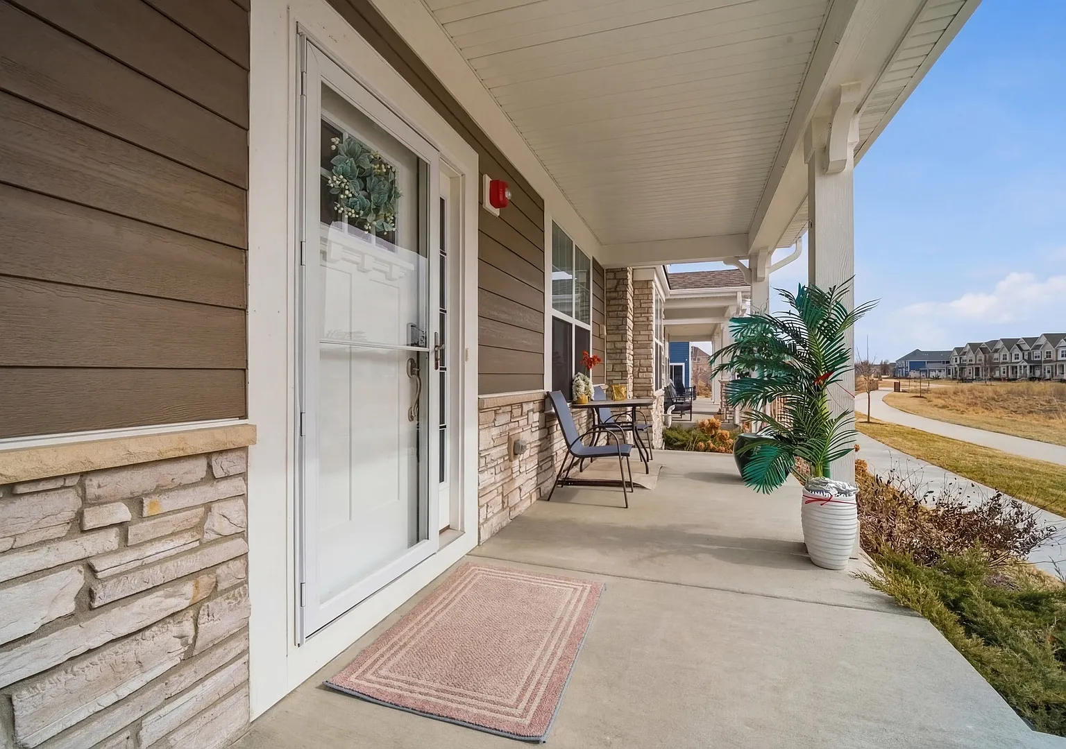 4 bed, 3.0 bath, 2461 sqft, $4,500 — Photo 2