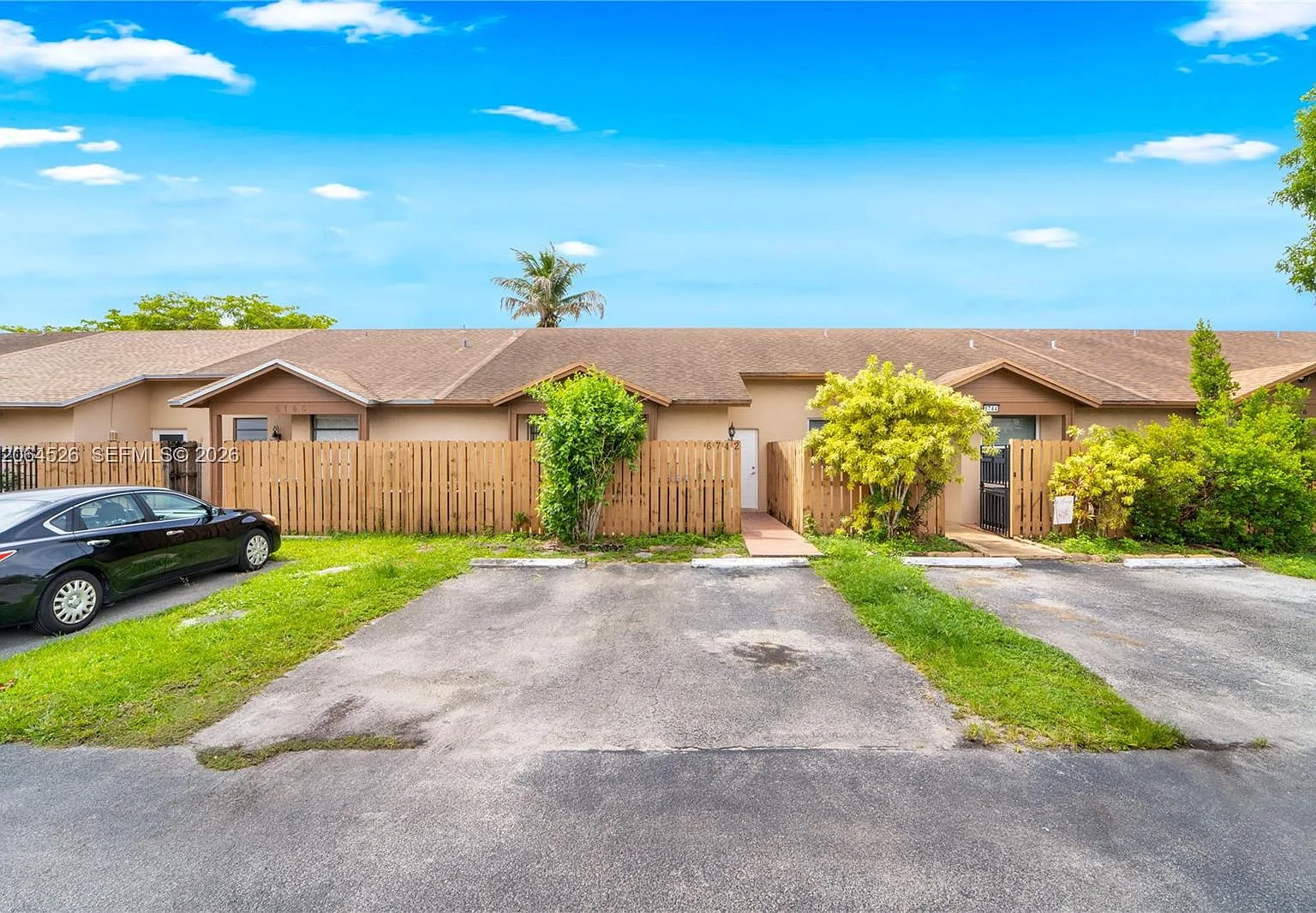 Country Lake Manors Townh — Photo 2