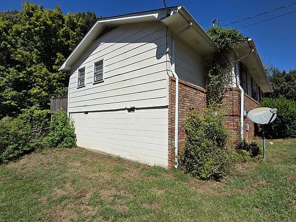 4th image of 30 Hillcrest Dr