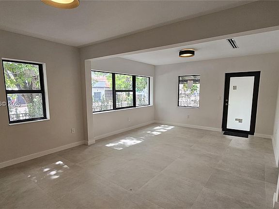 5th image of 424 NE 63rd St