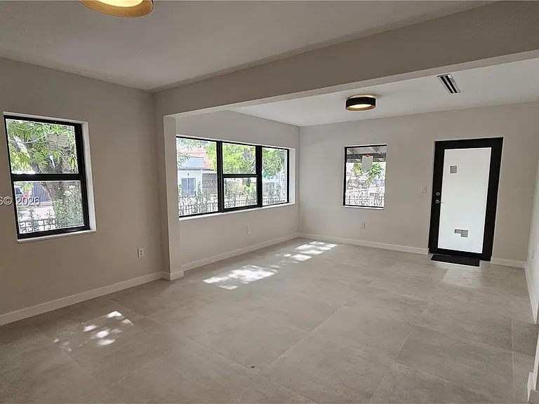 424 NE 63rd St — Photo 5