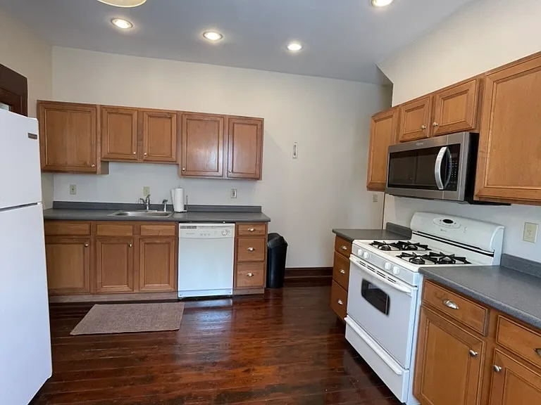 952 2nd St — Photo 9