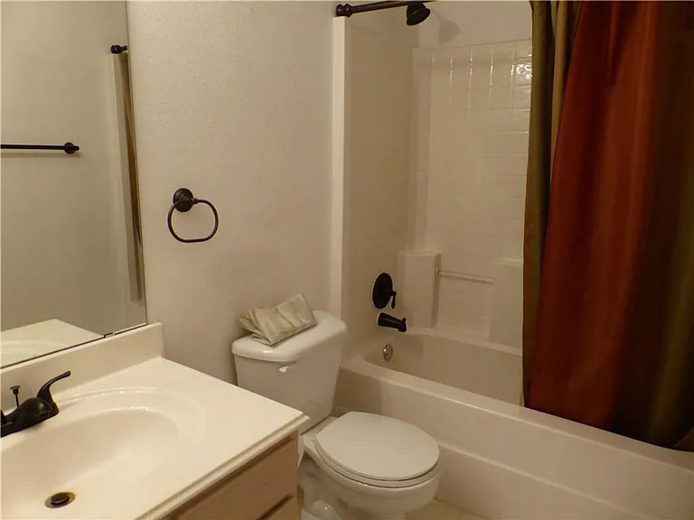 1572 Crown View Dr — Photo 8