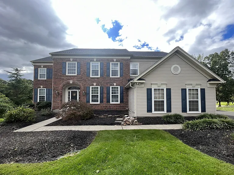 1006 Glendevon Dr — Photo 1