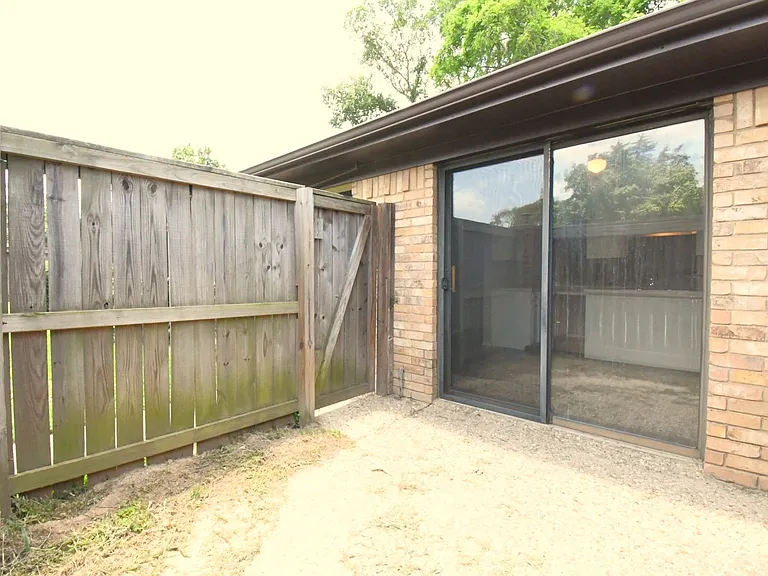 201 Parklane Dr — Photo 21