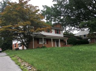 820 Hillaire Rd, Lancaster, PA 17601