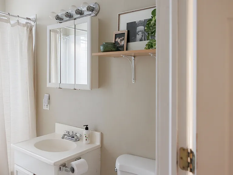 3022 N Oakley Ave #2 — Photo 4