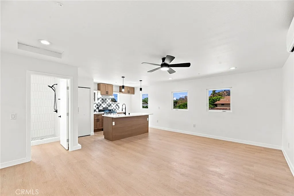 2 bed, 915 sqft, $3,204 — Photo 3