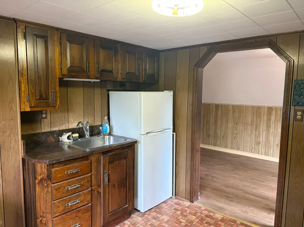 5 Mowry Ave, Holyoke, MA 01040