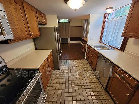 3rd image of 206 N Pearl St APT 105