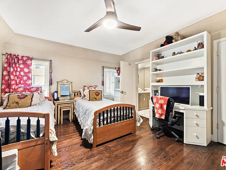 401 N McCadden Pl — Photo 38