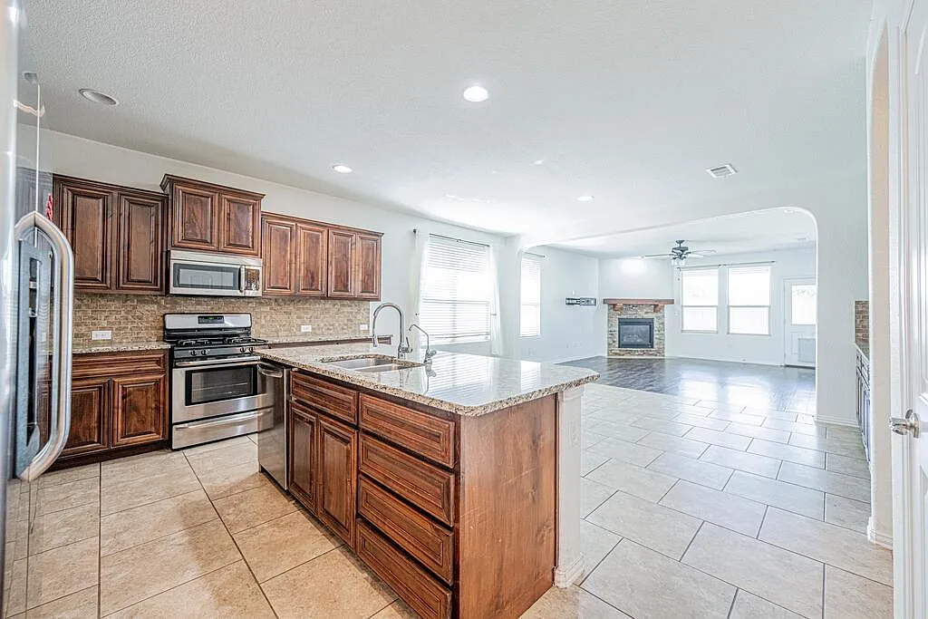 3 bed, 2.5 bath, 2214 sqft, $2,975 — Photo 4