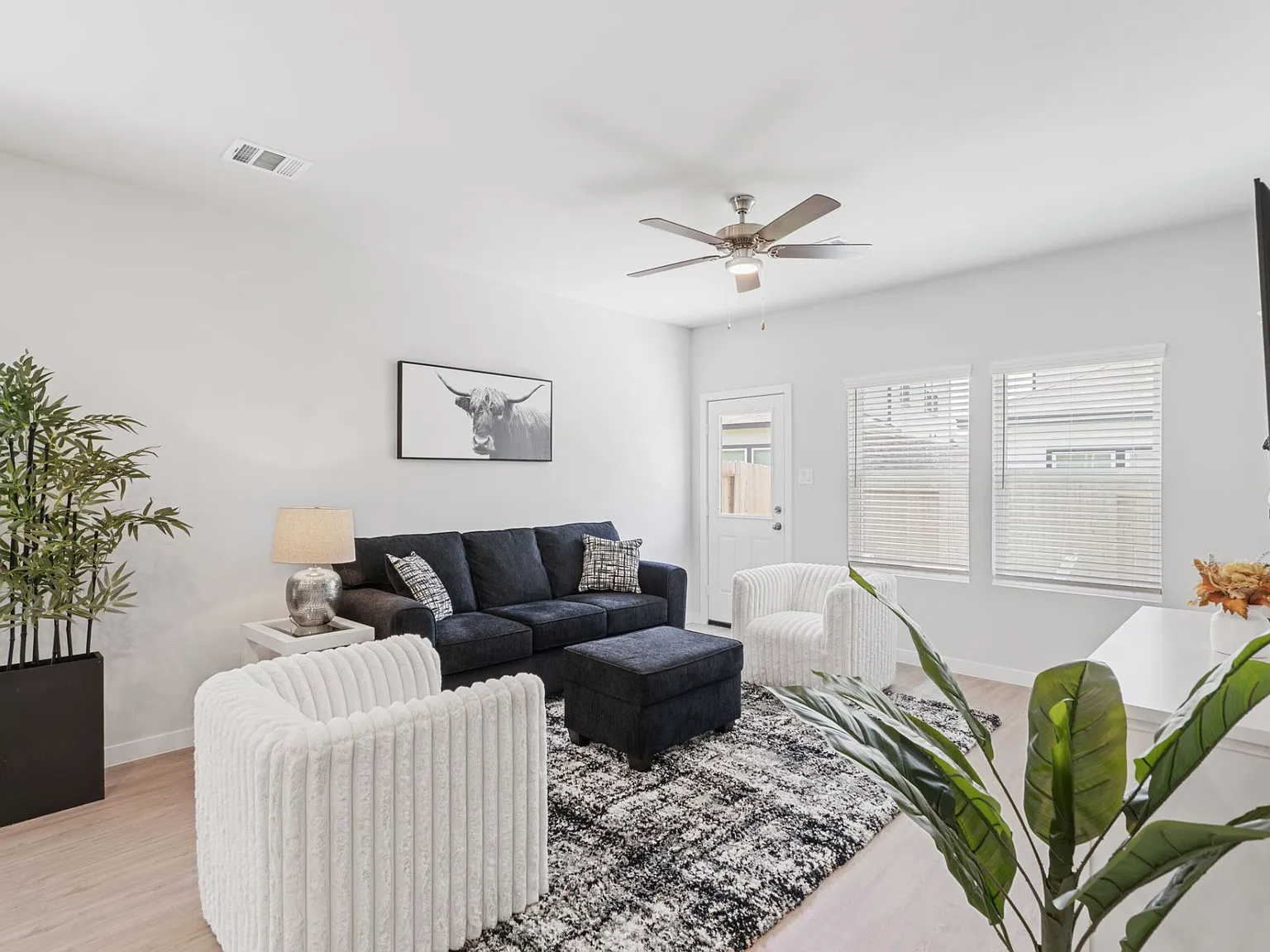 4 bed, $3,900 — Photo 4