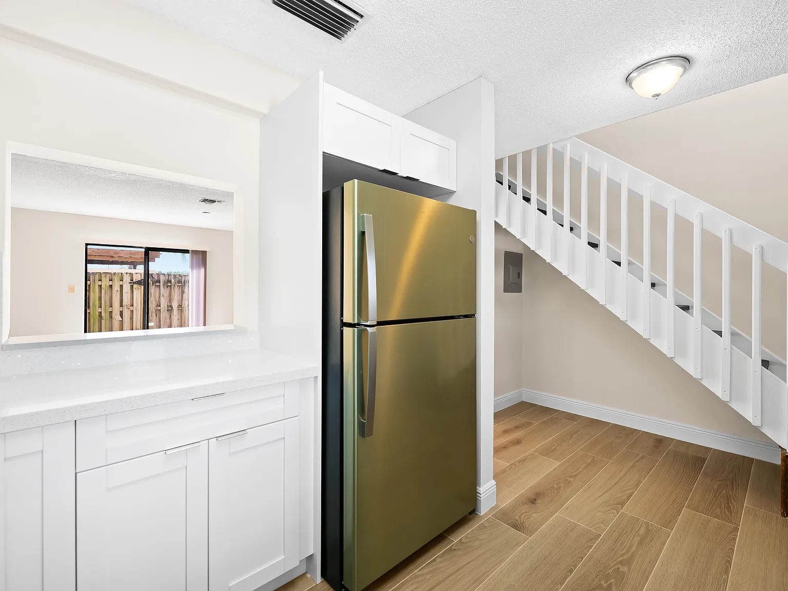 2 bed, 1.0 bath, 1020 sqft, $2,200 — Photo 2