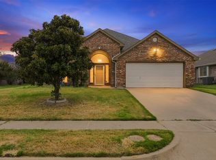 3221 Canary Ln, Midlothian, TX 76065