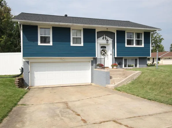 5602 King Arthur Ln, Godfrey, IL 62035