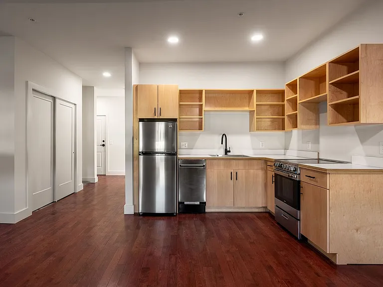129-131 W Elder St — Photo 16