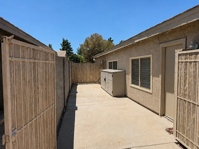 465 W Midland Ln — Photo 27