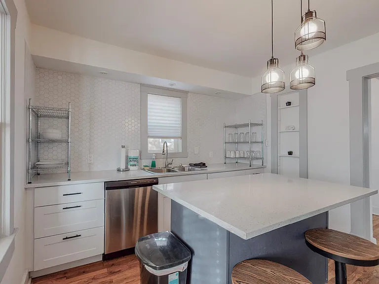 221 Girard Blvd SE — Photo 10