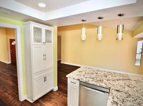 4th image of 368 Winewood St
