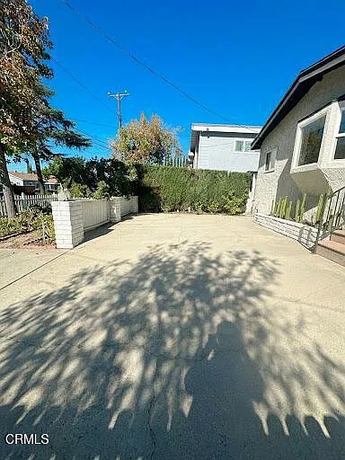 3 bed, 2.0 bath, 1225 sqft, $4,000 — Photo 2